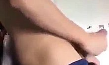 वियतनामी समलैंगिक आदमी एक मुट्ठी भर वीर्य लेता है