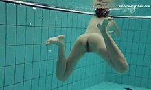 Markova, una giovane appassionata, fa una nuotata all'aperto nella piscina ceca