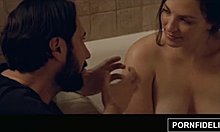 लिली को बड़े प्राकृतिक स्तनों के साथ स्नान के समय सेक्स करना पसंद है