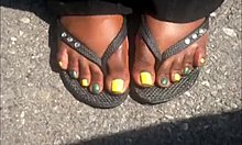 Чернокожа майка показва зелените си пръсти на краката си в горещо видео