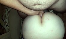 Пышная красотка получает анальный секс в этом домашнем видео