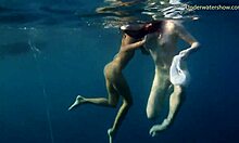 Spansk babe och hennes flickvän njuter av en naken utomhusdusch i offentligheten
