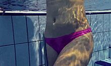 La giovane russa Elena Prokovas ha tette naturali e un corpo perfetto in piscina. Non perdere questo spettacolo piccante!
