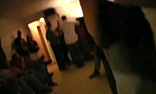 एक लंड चूसने वाली कोएड को उत्तेजित करते हुए घर का बना वीडियो टीजिंग।