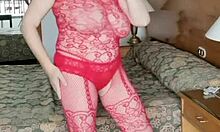अमेचुर गर्लफ्रेंड मारियाओल्ड अपने बड़े प्राकृतिक स्तनों को घर में बने वीडियो में दिखाती है।