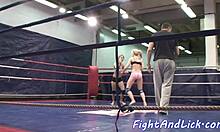 Две любительские лесбиянки наслаждаются кунилингусом на боксерском ринге
