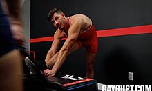 Lutadores musculosos se envolvem em sexo gay hardcore