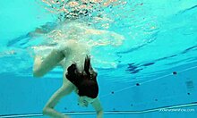 Katy Sorokas nahá u bazénu v červených bikinách