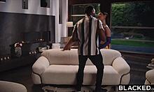 शानदार एबोनी मॉडल क्वीनी घर पर एक बड़े काले लंड के आकर्षण के आगे झुक जाती है।