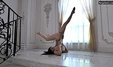 דשה גאגא, נערת קעקועים עם גוף מהמם, מבצעת תנועות אקרובטיות על הרצפה