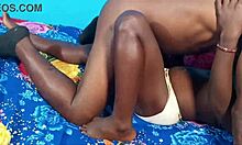 Kurvig flickvän njuter av interracial sex med stor svart kuk