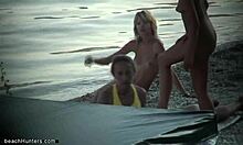 Blondínka sa predvádza na pláži a ukazuje svoje horúce telo