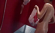 Slank jente viser frem sin herlige kropp i offentlig dusj