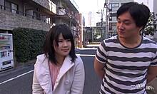 بالكاد فتاة يابانية قانونية خجولة جدا مع شخص غريب .
