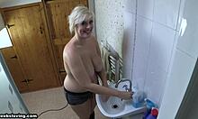 Knubbig blond flickvän poserar topless
