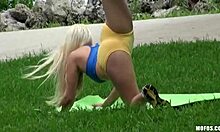 Blond yogajente trener i offentlig park