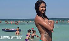 Едрогърда брюнетка със страхотно тяло показва тен на плажа