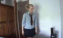 Непослушная и соблазнительная юбка этой школьницы стоит того, чтобы посмотреть на нее