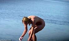 Prsnatá blondínka robí veci na nudistickej pláži a vyzerá horúco