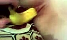 Chłopak wkłada banana do cipki swojej byłej dziewczyny