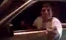 Opití ruskí chlapi jazdia na nahých chlapcoch na svojom aute