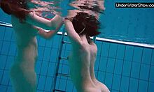 부바렉과 그의 여자친구가 수영장에서 즐기는 재미있는 시간