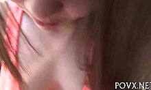 Novia adolescente hace una mamada y tiene orgasmos en video casero