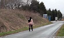 Une amatrice dodue s'expose en public et à un spectateur voyeur en plein air, avec ses courbes voluptueuses et son derriere ample