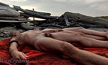 Ein französisches Paar betreibt gegenseitige Masturbation an einem öffentlichen FKK-Strand in Griechenland mit explizitem Inhalt