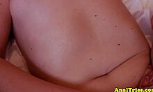 Film POV z analną dziewczyną, która otrzymuje wytrysk na twarz