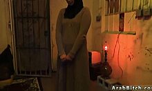 टीन गर्लफ्रेंड घर के अफगान वेश्यावासों में अपनी कामुकता का पता लगाती हैं।