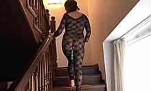 बालों वाली चूत और बड़े स्तन वाली भारी स्तन वाली MILF POV वीडियो में सीढ़ियों पर खुद को खुश करती है।