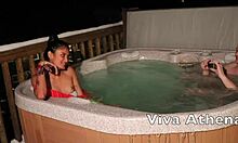 Adolescente asiatique fait une fellation à un photographe dans un bain à remous