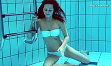 HD-video van geile Hongaarse tiener Nata Szilvas met een fetisj voor onderwaterporno