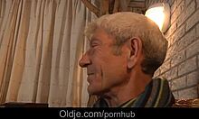 Un uomo anziano e una giovane massaggiatrice si impegnano in attività sessuale intima