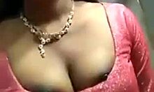 Une MILF indienne montre ses mamelons dans une vidéo maison