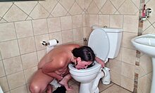 Самостална жена ужива у лизању тоалета и мастурбацији