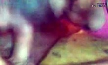 गुलाबी पोशाक में शौकिया किशोर घर का बना वीडियो पर हस्तमैथुन करता है