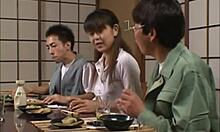 Trio japonez cu o adolescentă cu sâni mici și păsărică păroasă