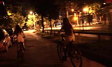 Remaja muda amatur menunggang basikal bogel di jalan-jalan bandar - Dollscult