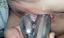Amateur MILF's masturberen in close-up met een konijnenvibrator