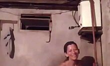 Lucia Beatriz Pealoza のアマチュアポルノビデオは,彼女の男性パートナーのために風呂でふざけています