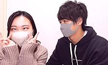 Soția cu ochii legați păcălește fetele asiatice să facă sex cu gât adânc și față