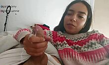 Genç ve sevimli bir esmer kız üvey kuzeninin penisine oral seks yapıyor ve sert bir şekilde boşalıyor