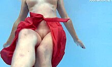 एमिली रॉस, एक सेक्सी एमआईएफ, पानी के नीचे कपड़े उतारती है।