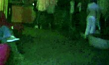 נערה קולג' חרמנית נותנת מציצה ומזדיינת בפומבי במהלך מסיבה