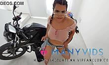 ब्राजील की किशोरी लॉरेन लैटिना को कोलंबिया में अपनी मोटरसाइकिल पर अपनी बड़ी गांड को डॉगीस्टाइल किया जाता है।