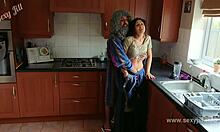 Den onde bestefaren bruker og knuller den indiske jenta Beti i en tabupornovideo