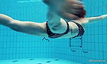 टैटू वाली रूसी रेडहेड कैटरीन प्रेसम पूल में तैरती है