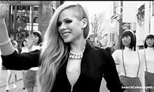 Nagie celebrytki i duże cycki w filmie topless Avril Lavignes